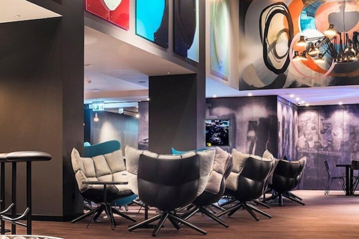 Lounge 26 of 43