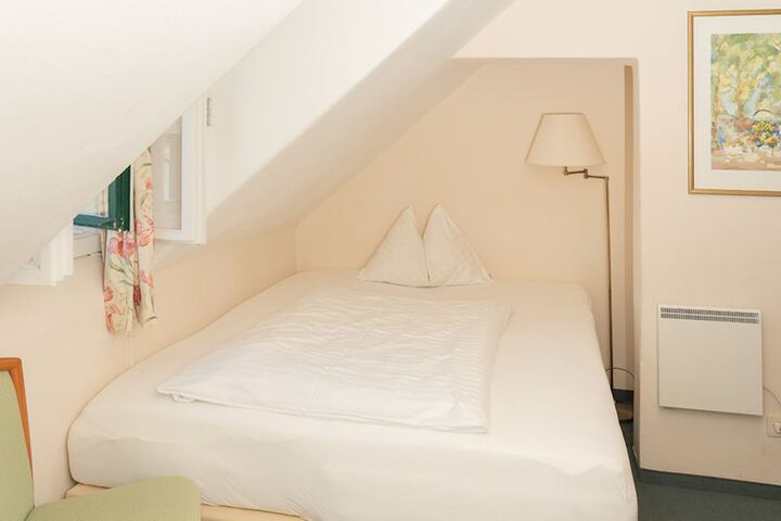 Room 16 of 48