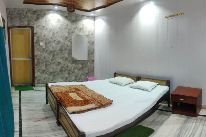 Room 13 of 30