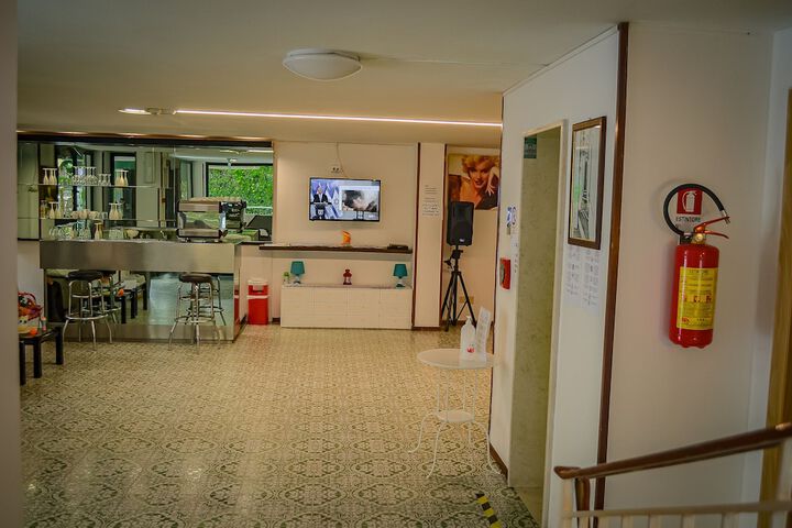 Lounge 70 of 76