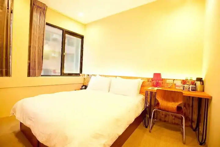 Room 5 of 8