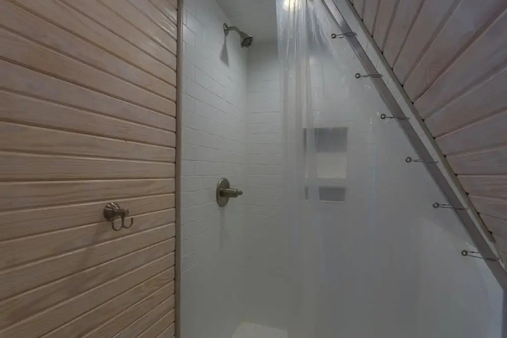 Room 6 of 13