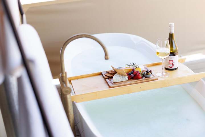 Deep soaking bathtub