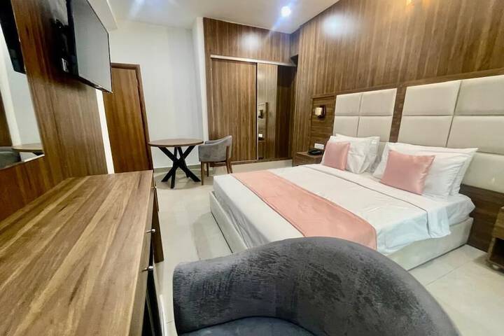 Room 4 of 8