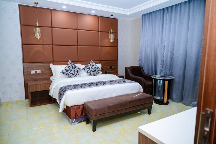 Room 32 of 166