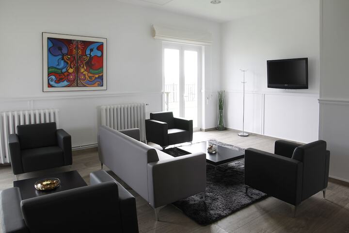 Lounge 30 of 47
