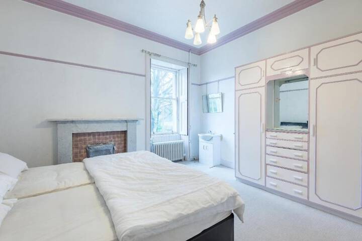 Room 5 of 13