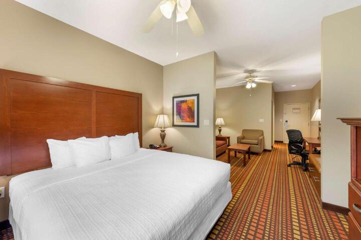 1 King Bed Executive Room 42 Inch LCD Television Microwave and Refrigerator Sofa Bed Full Breakfast (12 of 14)