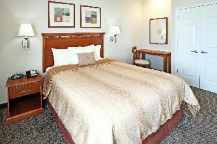 1 Queen Bed (2 of 6)