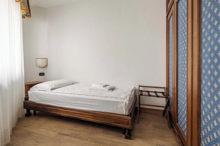 Room 25 of 61