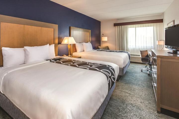 Queen Bed Accessible (4 of 9)