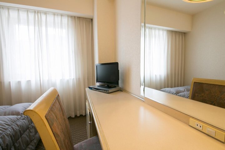 Room 11 of 33