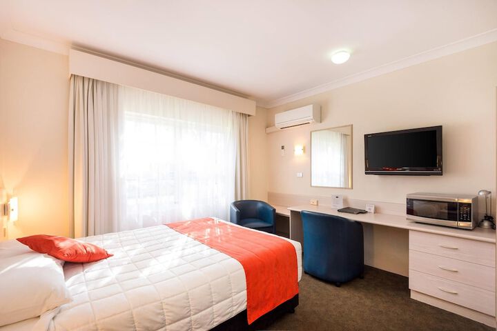 Room 10 of 98