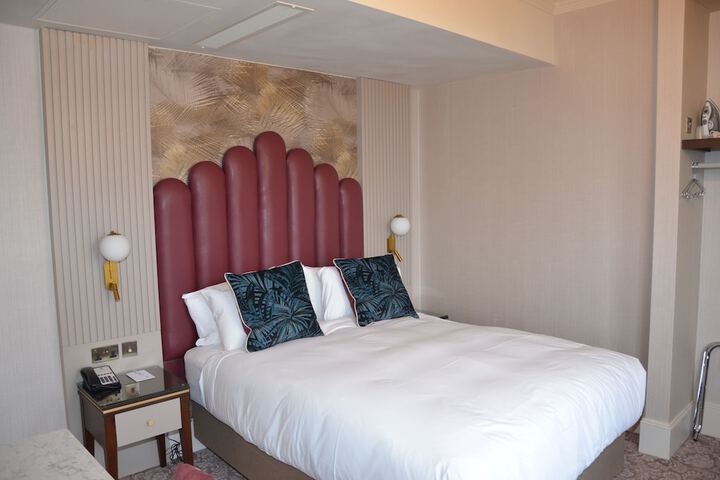 Room 4 of 192
