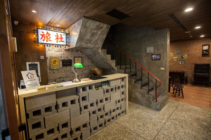 Check-in/check-out kiosk