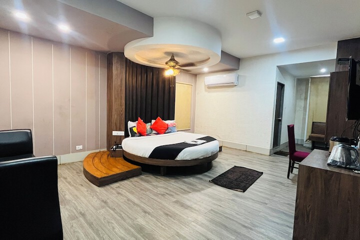 Room 8 of 84