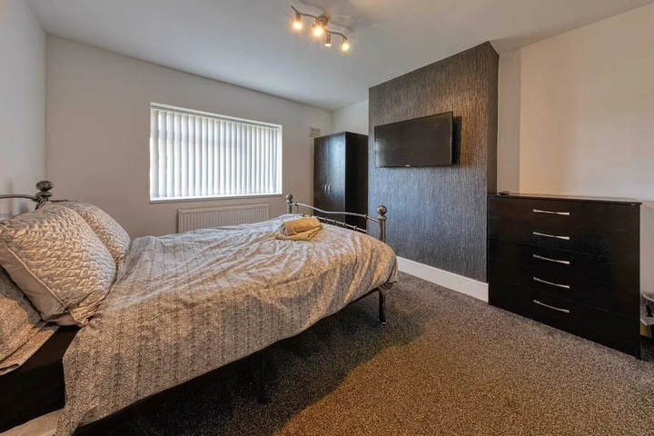 Room 5 of 16