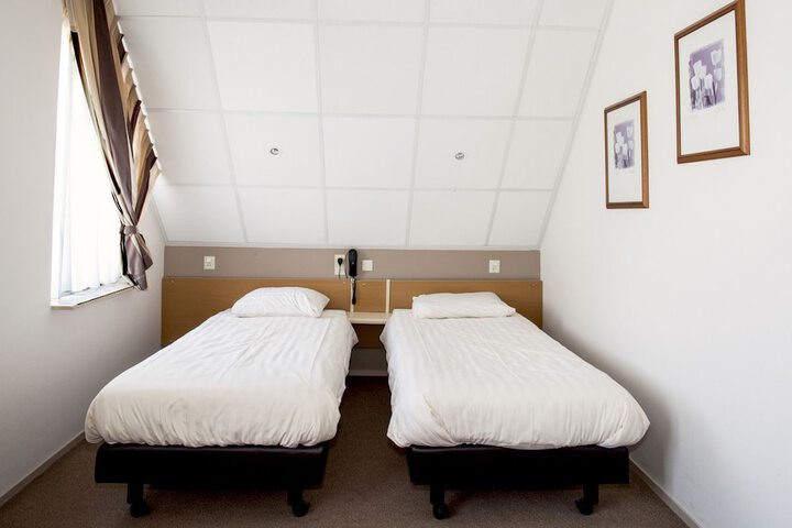 Room 2 of 33