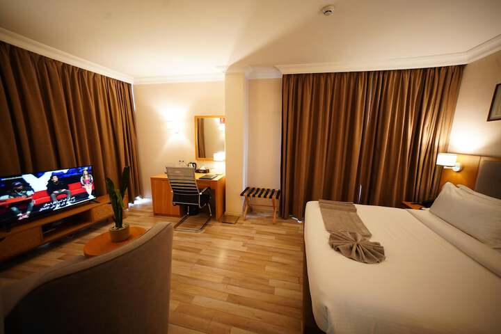 Room 37 of 163