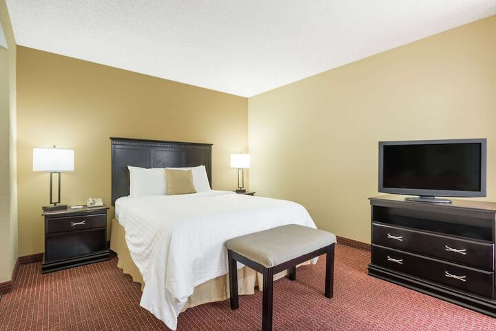 1 Queen Bed Mobility Accessible Studio Suite (5 of 5)