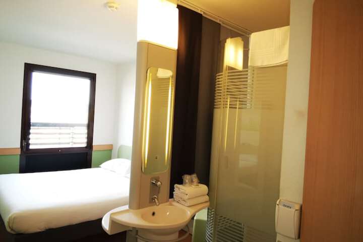 Room 8 of 40