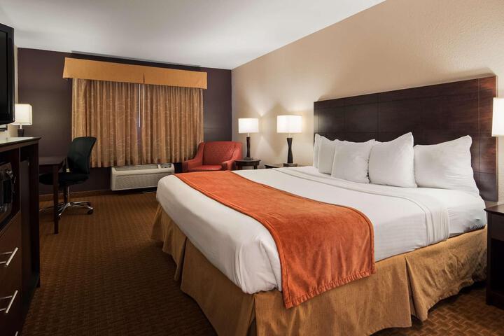 1 King Bed Sofa Bed Oversized Room, Microwave and Refrigerator High Speed Internet AC (5 of 12)