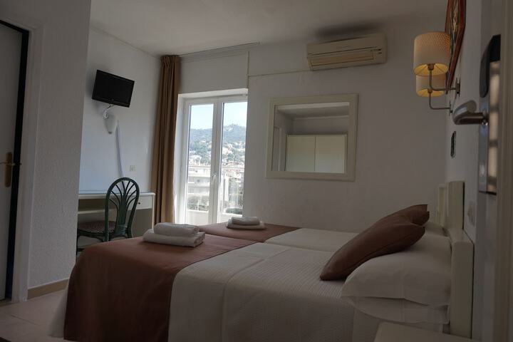 Room 9 of 39