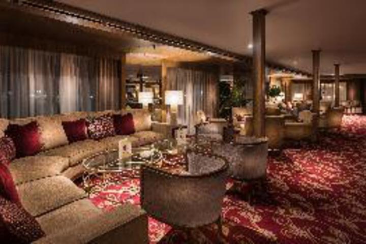 Lounge 7 of 12