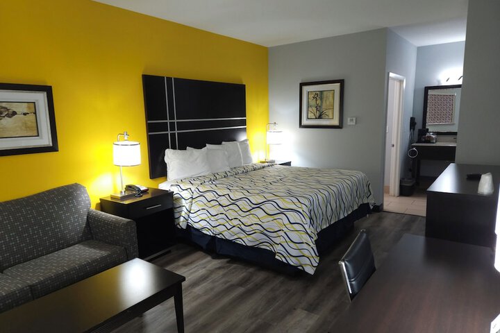 1 King Bed (4 of 6)