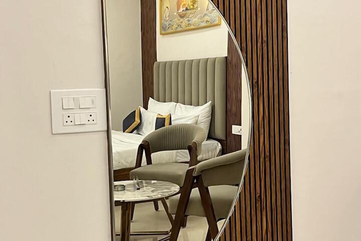 Room 6 of 10