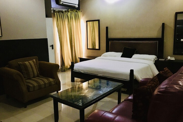 Room 9 of 36