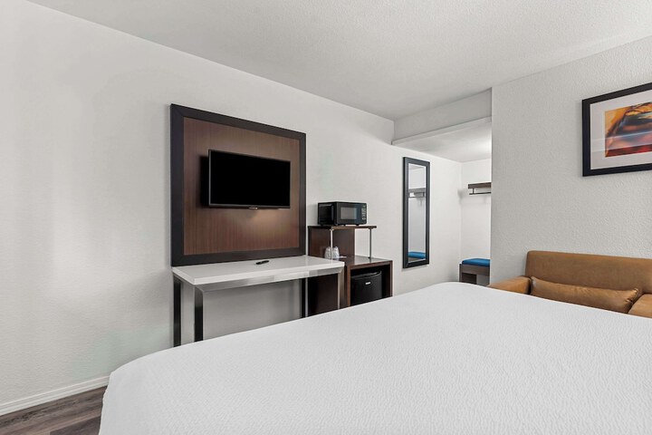 1 King Bed (9 of 12)