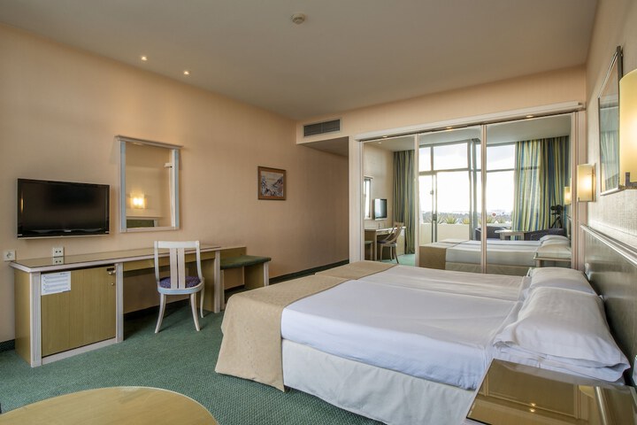 Room 6 of 70