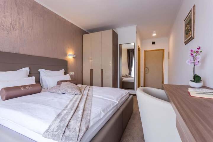 Room 9 of 19
