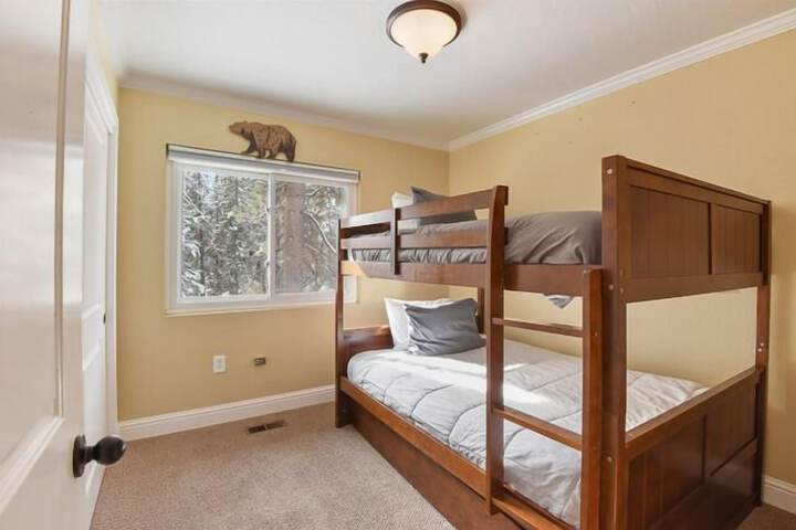 Room 6 of 28