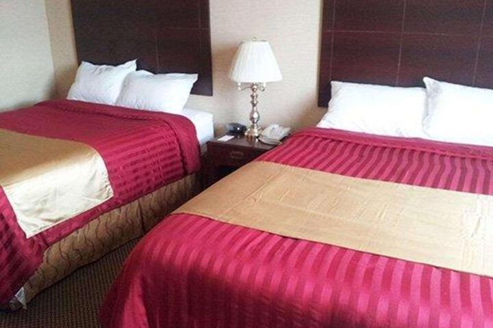 1 Queen Bed (3 of 6)