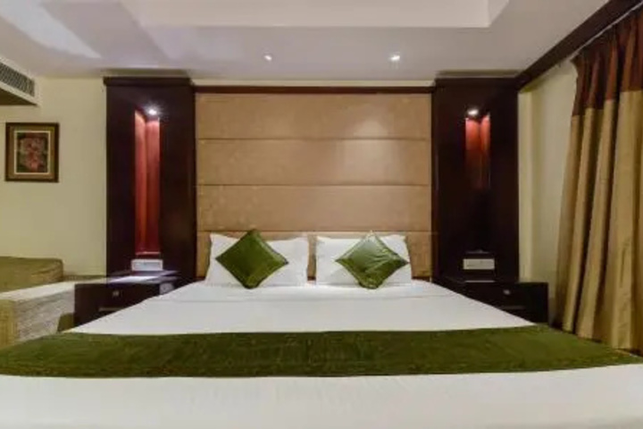 Room 4 of 16
