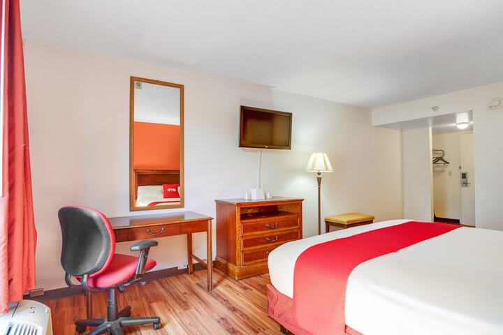 1 King Bed (2 of 12)