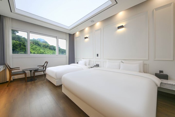 Room 42 of 77