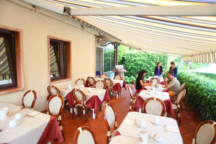 Dining 47 of 67