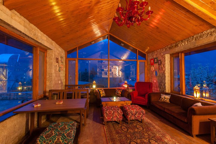 Lounge 50 of 62