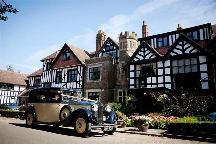 THE MANOR HOUSE