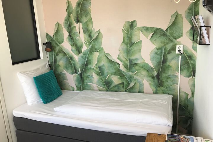 Room 16 of 65