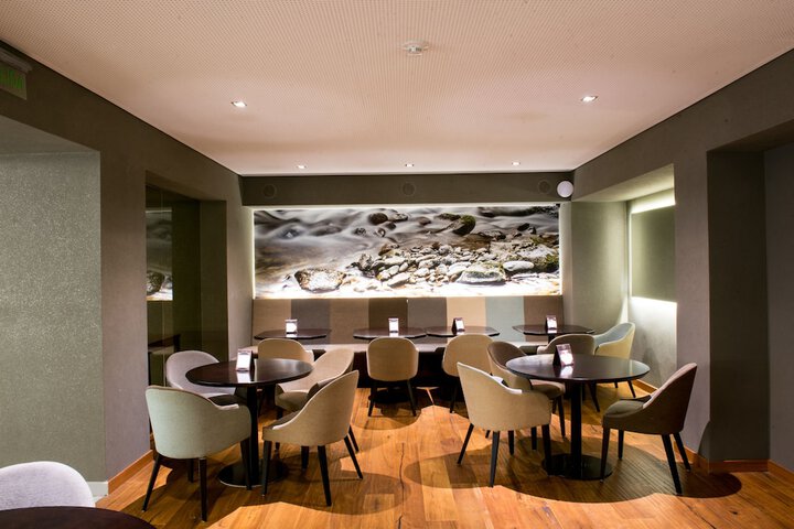 Lounge 63 of 77
