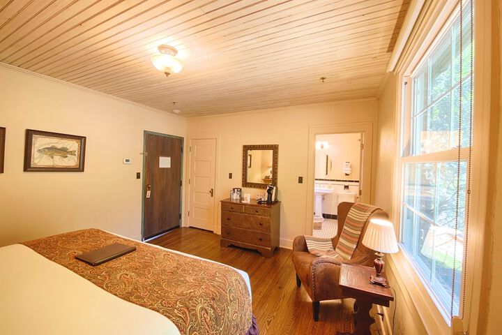 Room 105 of 243