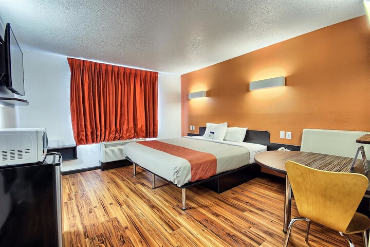 1 King Bed (7 of 8)