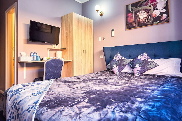 Room 4 of 28