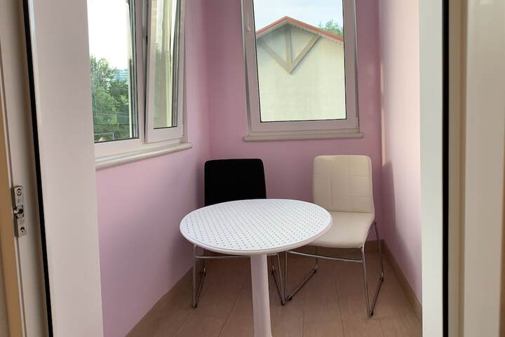 Room 10 of 28