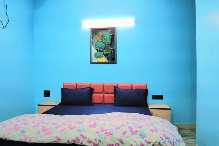 Room 6 of 12