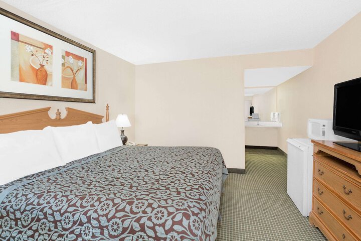 1 King Bed (3 of 7)
